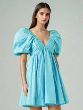 Robe courte à imprimé à manches bouffantes et décolleté en V profond